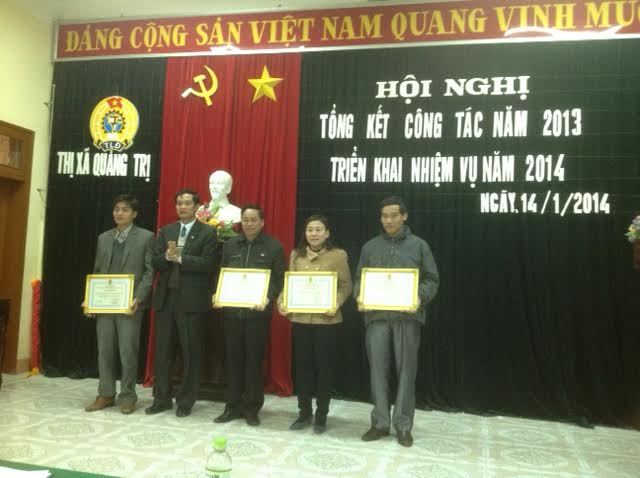 Đ/c Nguyễn Đăng Bảo - Phó Chủ tịch Thường trực LĐLĐ tỉnh tặng Bằng khen cho các tập thể đã có nhiều thành tích trong phong trào thi đua lao động giỏi và xây dựng tổ chức công đoàn vững mạnh năm 2013