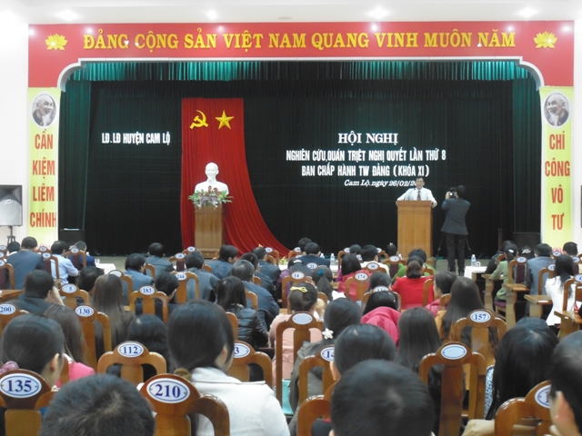 Đại diện lãnh đạo Ban Tuyên giáo huyện ủy Cam Lộ truyền đạt tại Hội nghị