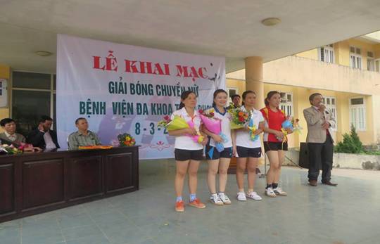 BCH CĐCS Bệnh viện đa khoa Triệu Phong tặng hoa cho các đội tham dự giải bóng chuyền Nữ CNVCLĐ
