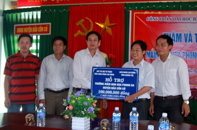 Đ/c Nguyễn Đăng Bảo - Phó Chủ tịch Thường trực LĐLĐ tỉnh trao 100 triệu đồng cho Trường mầm non Hoa Phong Ba ở huyện đảo Cồn Cỏ