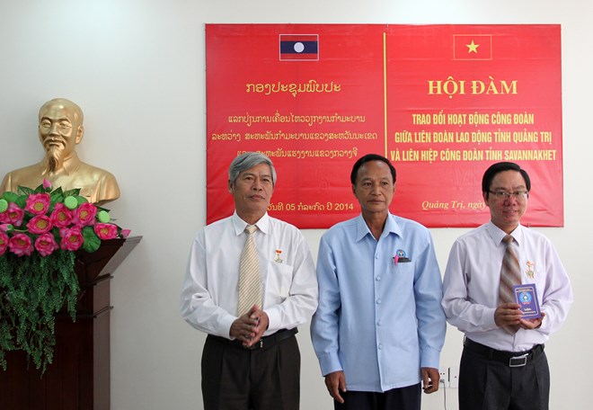 Lãnh đạo Liên đoàn Lao động tỉnh Quảng Trị và lãnh đạo Liên hiệp Công đoàn tỉnh Savankhet (Lào) tại buổi hội đàm năm 2014