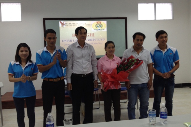 Đ/C Nguyễn Đăng Bảo, Phó Chủ tịch Thường trực LĐLĐ tỉnh tặng hoa chúc mừng Ban Chấp hành Công đoàn cơ sở