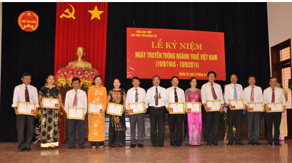 Đ/c Nguyễn Xuân Trà - Chủ tịch Công đoàn Viên chức tỉnh trao tặng Kỷ niệm chương Vì sự nghiệp xây dựng tổ chức Công đoàn  cho cán bộ CĐCS Cục thuế Quảng Trị