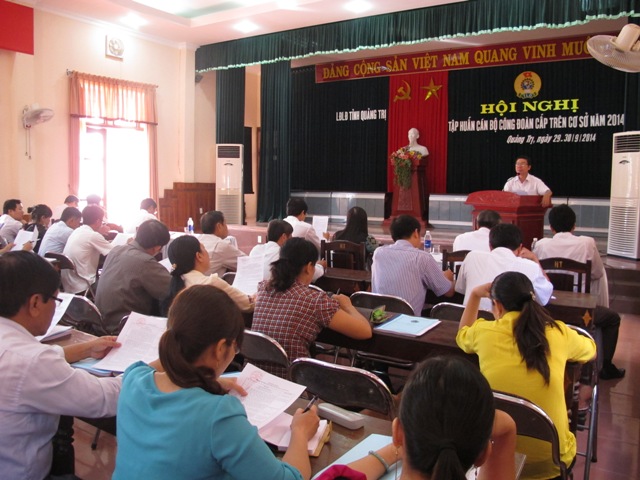 Đ/c Nguyễn Thế Lập - Chủ tịch LĐLĐ tỉnh phát biểu khai mạc lớp tập huấn