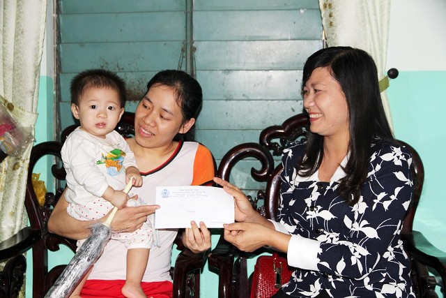 Đồng chí Nguyễn Thị Hoài Lê, Phó Chủ tịch LĐLĐ tỉnh Quảng Trị trao quà cho nữ CNVC LĐ có hoàn cảnh khó khăn.