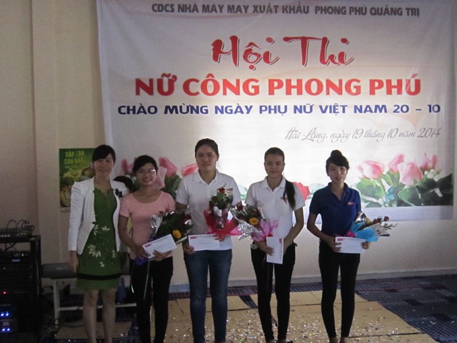 Đ/c Nguyễn Thị Hồng Mỹ - Phó Chủ tịch Liên đoàn Lao động huyện Hải Lăng trao giải phần thi Nấu ăn