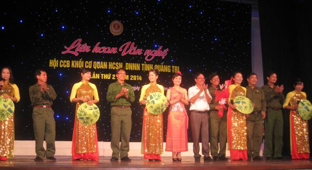 Đ/c Nguyễn Thế Lập- Chủ tịch LĐLĐ tỉnh tặng hoa chúc mừng Đội văn nghệ Hội Cựu chiến binh cơ quan