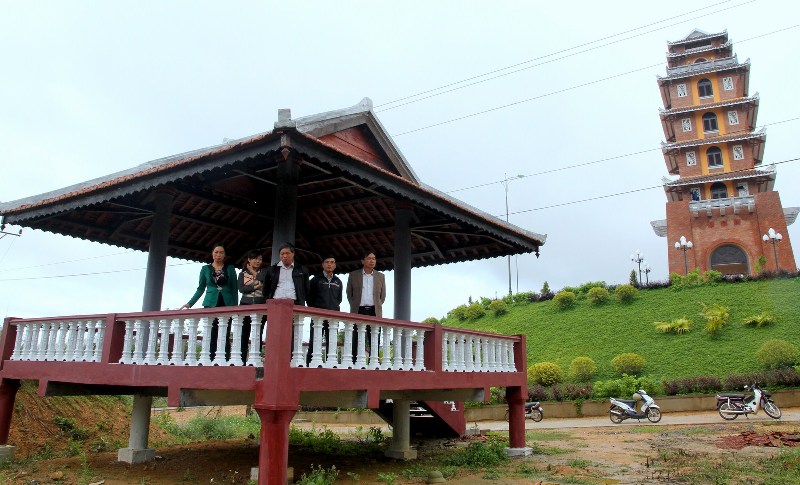 Nhà chờ ở Khu văn hóa tâm linh huyện Hướng Hóa do CNVC LĐ trên địa bàn huyện đóng góp xây dựng được đưa vào sử dụng.