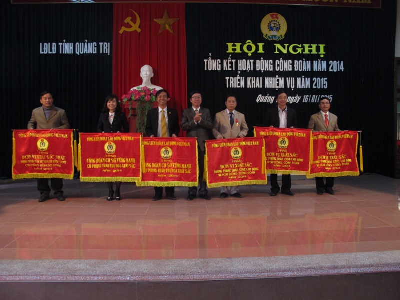 Đ/c Nguyễn Thế Lập - Chủ tịch LĐLĐ tỉnh trao Cờ thi đua của TLĐ cho các đơn vị xuất sắc
