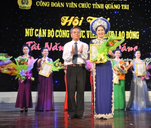 Đ/c Nguyễn Xuân Trà - Chủ tịch CĐVC tỉnh trao giải nhất cho Thí sinh Phạm Thị Thúy Huyền