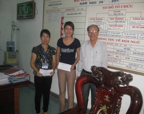 Đ/c Nguyễn Thanh Bình - Chủ tịch Công đoàn Giáo dục tỉnh trao quà hỗ trợ cho giáo viên có hoàn cảnh khó khăn