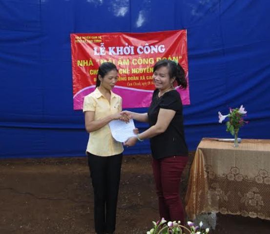 Đồng chí Dương Thị Xuân – Chủ tịch LĐLĐ huyện  trao quyết định hỗ trợ 30 triệu đồng xây dựng nhà ở Mái ấm công đoàn cho đoàn viên Nguyễn Thị Lê