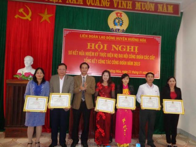 Đ/c Nguyễn Đăng Bảo - Phó Chủ tịch Thường trực LĐLĐ tỉnh trao bằng khen LĐLĐ tỉnh đôí với các tập thể, cá nhân năm 2015.