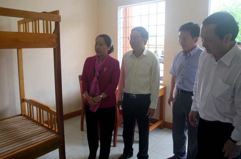 LĐLĐ tỉnh Quảng Trị: Trao tặng nhà công vụ cho giáo viên xã Vĩnh Khê