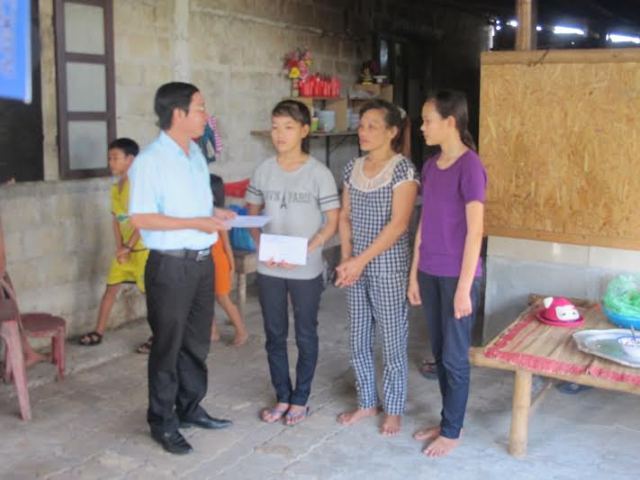 Đ/c Nguyễn Thế Lập - Chủ tịch LĐLĐ tỉnh trao quà cho gia đình ngư dân có hoàn cảnh khó khăn