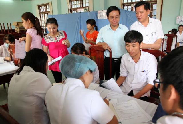 Đ/c Nguyễn Thế Lập - Chủ tịch LĐLĐ tỉnh (đứng thứ 2 bên phải sang) thăm CNLĐ khám sức khỏe
