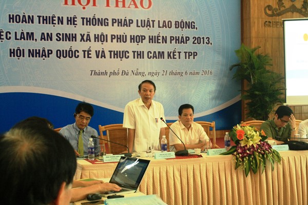 Ông Mai Đức Chính - Phó chủ tịch Tổng liên đoàn Lao động Việt Nam phát biểu tại hội thảo