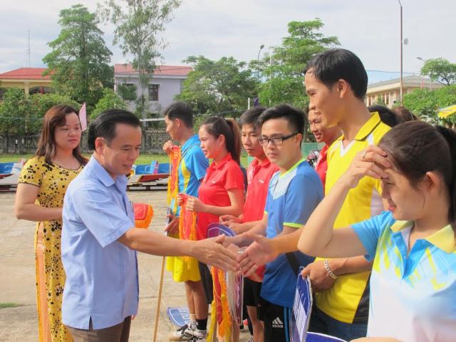 Đồng chí Nguyễn Trí Ngọc - Phó Bí thư Thường trực Huyện uỷ tặng cờ lưu niệm cho các đoàn vận động viên