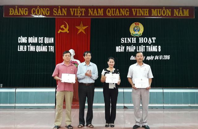 Đồng chí Nguyễn Đăng Bảo – Phó Chủ tịch Thường trực LĐLĐ tỉnh trao kỷ niệm chương “Vì sự nghiệp xây dựng tổ chức Công đoàn” cho 3 cá nhân