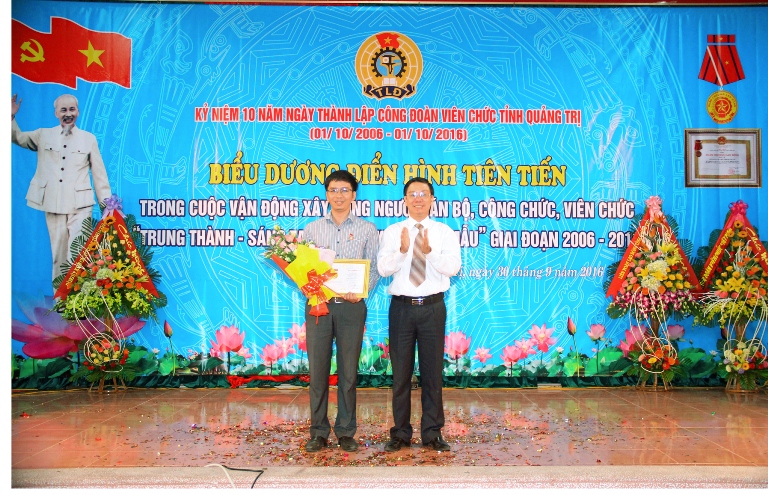 Đ/c Nguyễn Thế lập - Chủ tịch LĐLĐ tỉnh trao Bằng Lao động sáng tạo cho cá nhân xuất sắc