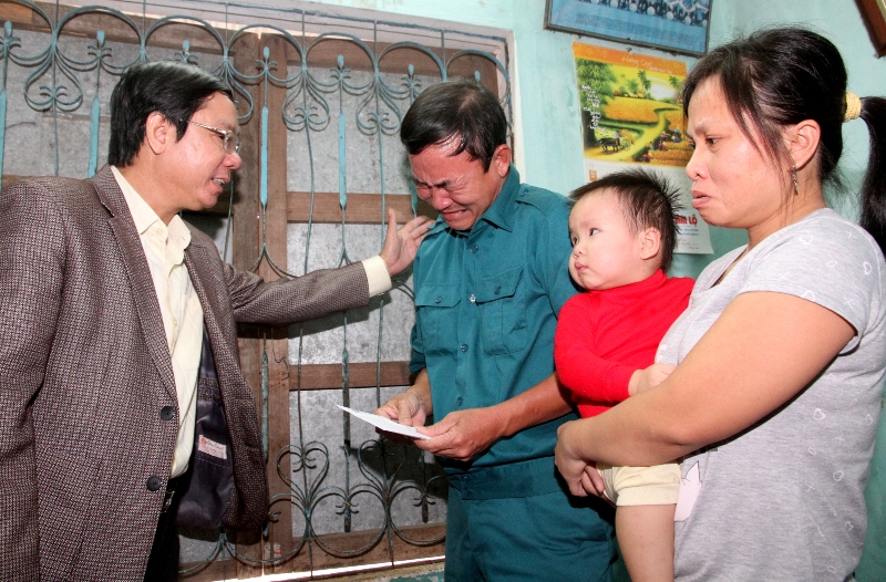 Đ/c Nguyễn Thế Lập - Chủ tịch LĐLĐ tỉnh (ảnh trái) trao 20 triệu đồng cho cựu binh Gạc Ma