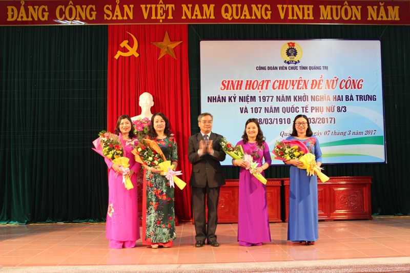 Đ/c Nguyễn Xuân Trà - Chủ tịch Công đoàn Viên chức tỉnh tặng hoa chúc mừng chị em nữ công