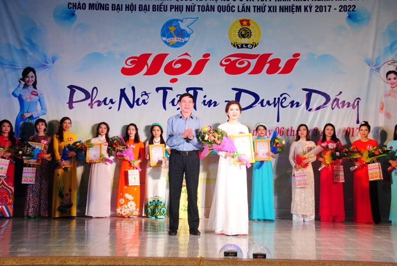 Đ/c Lê Tiến Dũng, Bí thư Thị ủy trao giải nhất cho thí sinh đạt giải