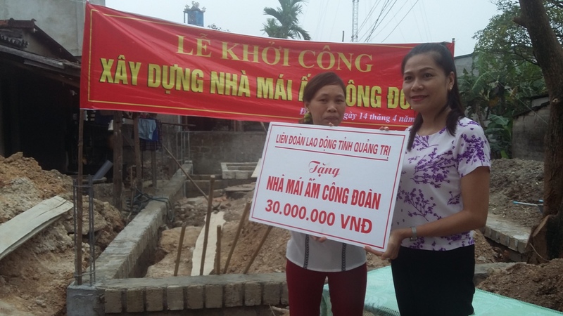 Đ/c Nguyễn Thị THu Hà  - PCT LĐLĐ tỉnh (bên phải) trao MACĐ cho đoàn viên