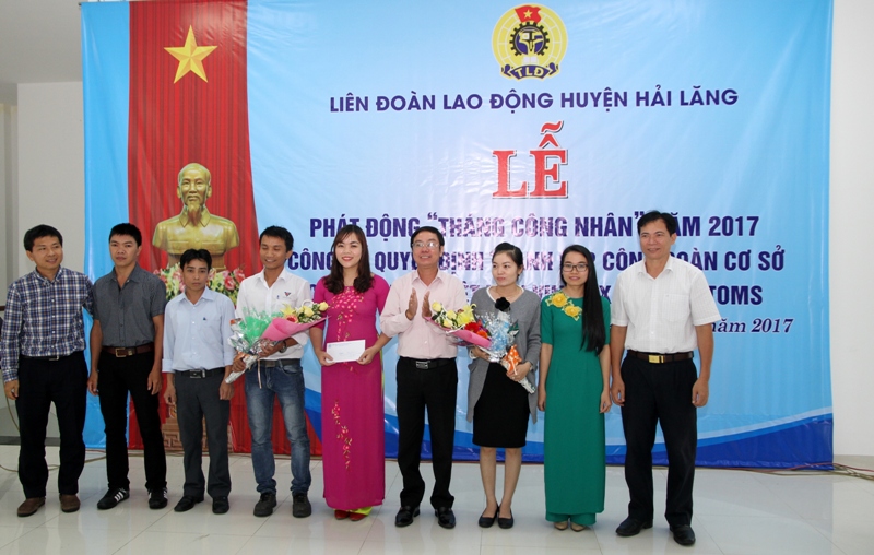 Đ/c Nguyễn Thế Lập, Chủ tịch LĐLĐ tỉnh tặng hoa chúc mừng BCH CĐCS