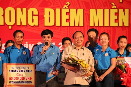 Đồng chí Bùi Văn Cường thay mặt Tổng LĐLĐ Việt Nam cảm ơn Thủ tướng Chính phủ và hứa sẽ tiếp thu các nhiệm vụ mà Thủ tướng đã giao, giáo dục bồi dưỡng xây dựng giai cấp công nhân