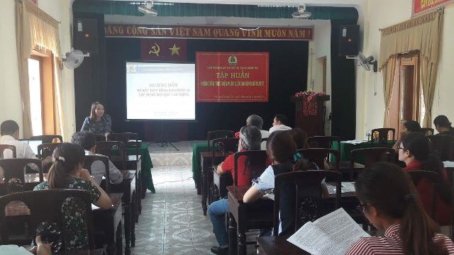Đ/c Nguyễn Thị Thanh Hương - Phó ban CSPL LĐLĐ tỉnh hướng dẫn các nội dung về pháp luật lao động tại buổi tập huấn
