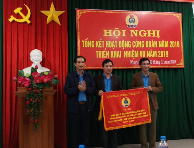 Đ/c Nguyễn Đăng Bảo - Phó Chủ tịch Thường trực LĐLĐ tỉnh trao Cờ thi đua LĐLĐ tỉnh năm 2018 cho LĐLĐ thành phố Đông Hà