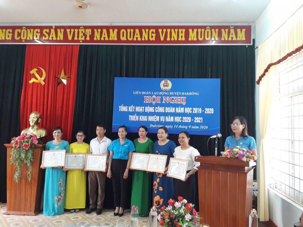 Đ/c Nguyễn Thị Thu Hà - PCT LĐLĐ tỉnh tặng Bằng khen LĐLĐ tỉnh cho các đơn vị có thành tích trong phong trào CNVCLĐ và hoạt động công đoàn năm học 2019-2020