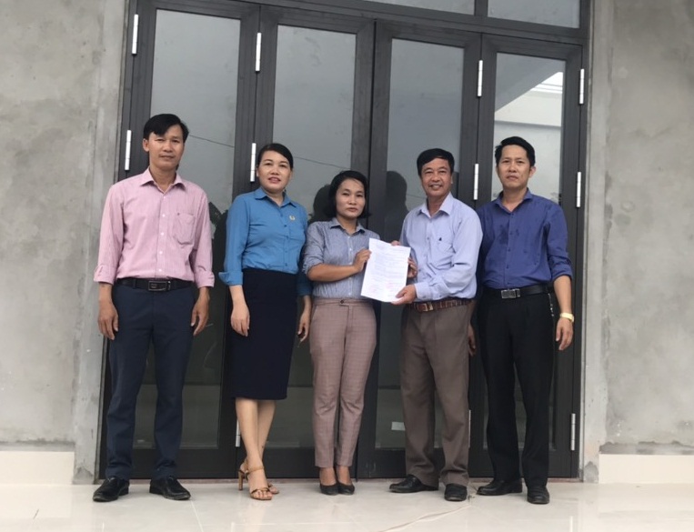LĐLĐ huyện Vĩnh Linh trao kinh phí hỗ trợ xây dựng "Mái ấm Công đoàn" cho nữ giáo viên Nguyễn Thị Hương