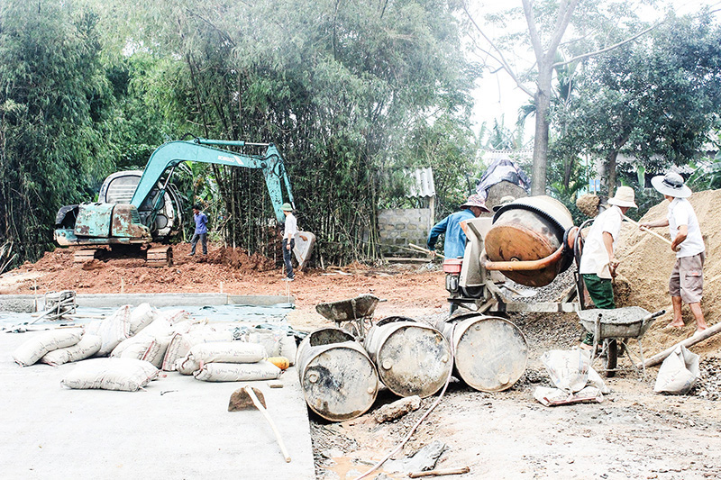 Bê tông hóa đường giao thông nông thôn ở huyện Triệu Phong - Ảnh: HN​
