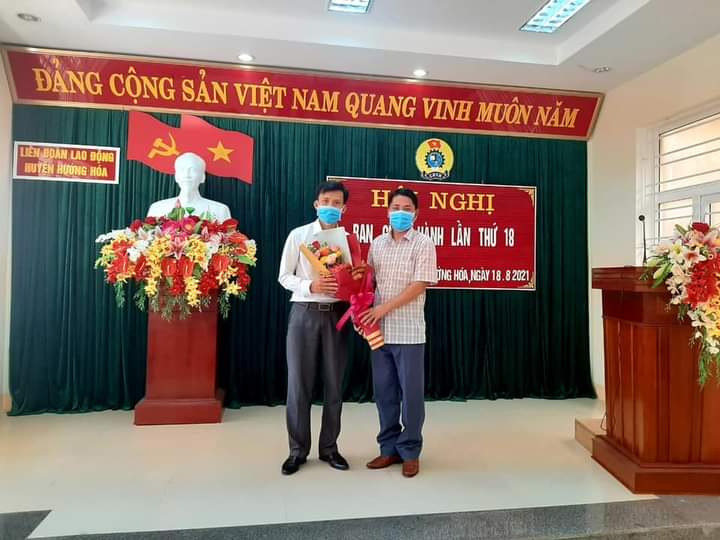 Phó Bí thư Thường trực Huyện ủy Hướng Hóa Hồ Văn Vinh tặng hoa chúc mừng Phó Chủ tịch LĐLĐ huyện Hướng Hóa Ngô Trung Sơn