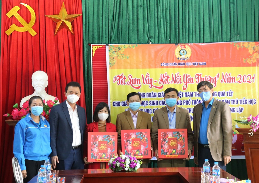 Trao quà tết cho cán bộ, giáo viên, nhân viên các trường học vùng biên giới tỉnh Quảng Trị