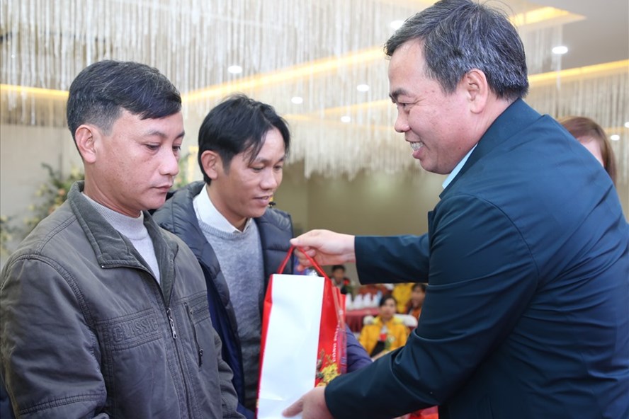 Ông Nguyễn Đăng Quang - Phó Bí thư Thường trực Tỉnh ủy Quảng Trị tặng quà cho người lao động tại chương trình Tết sum vầy 2021.