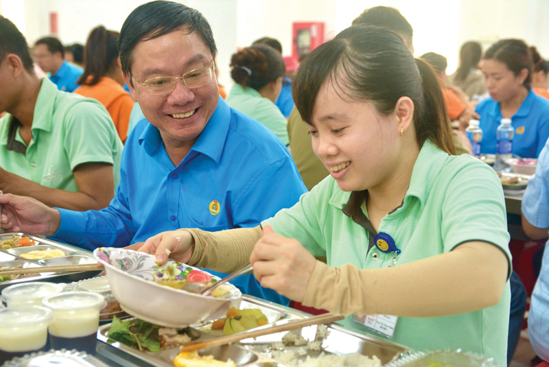 Đồng chí Nguyễn Thế Lập - Chủ tịch LĐLĐ tỉnh tham dự "Bữa cơm Công đoàn" với người lao động.