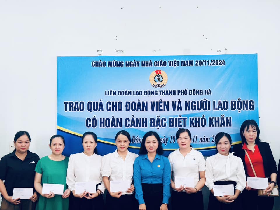 LĐLĐ thành phố Đông Hà: Thăm hỏi, tặng quà cho 47 giáo viên có hoàn cảnh đặc biệt khó khăn