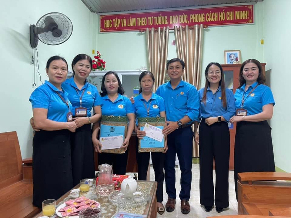 LĐLĐ huyện Triệu Phong: Tặng quà cho đoàn viên có hoàn cảnh khó khăn nhân kỷ niệm Ngày Nhà giáo Việt Nam 20/11