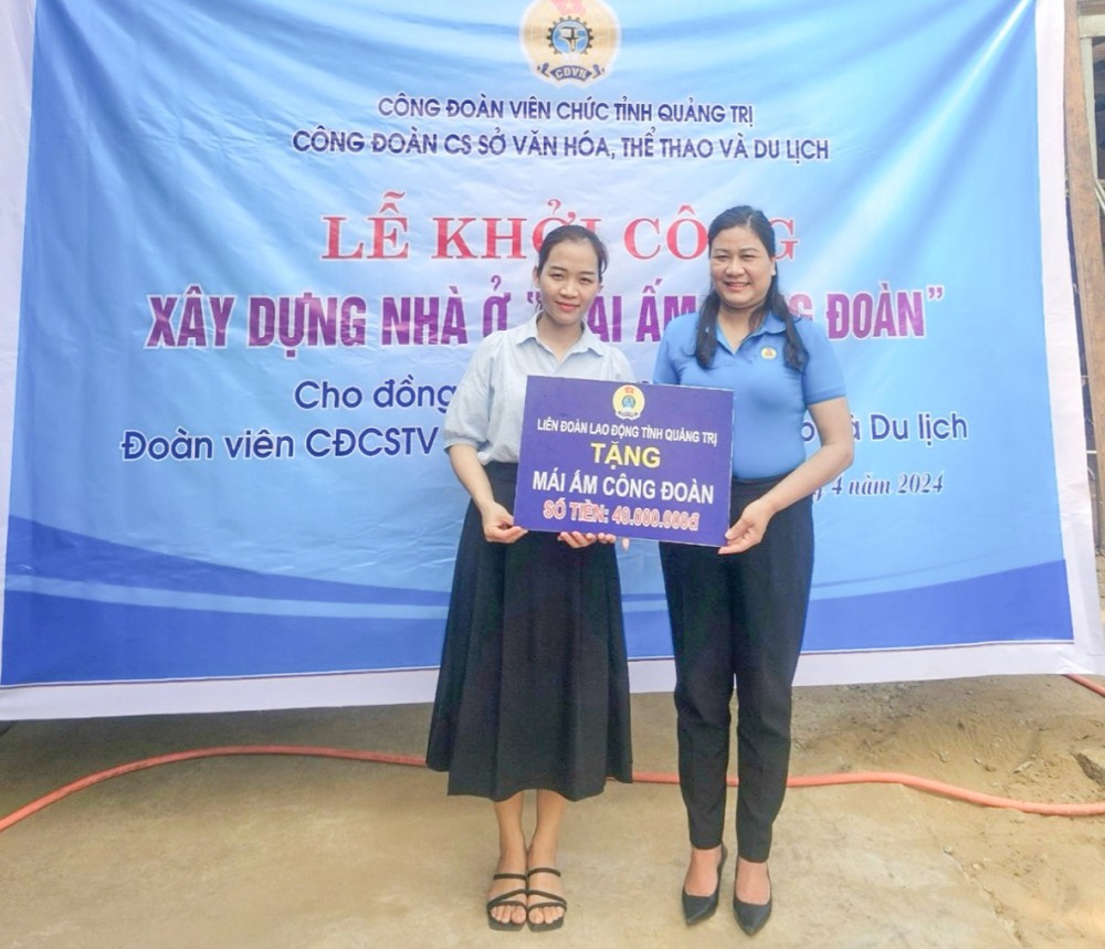 Phó Chủ tịch Thường trực LĐLĐ tỉnh Nguyễn Thị Hoài Lê trao kinh phí hỗ trợ xây dựng nhà ở “Mái ấm công đoàn” cho chị An - Ảnh: CĐVC