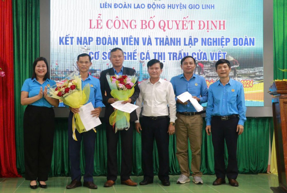 Lễ kết nạp đoàn viên và thành lập Nghiệp đoàn cơ sở nghề cá thị trấn Cửa Việt. Ảnh: H.Thơ.