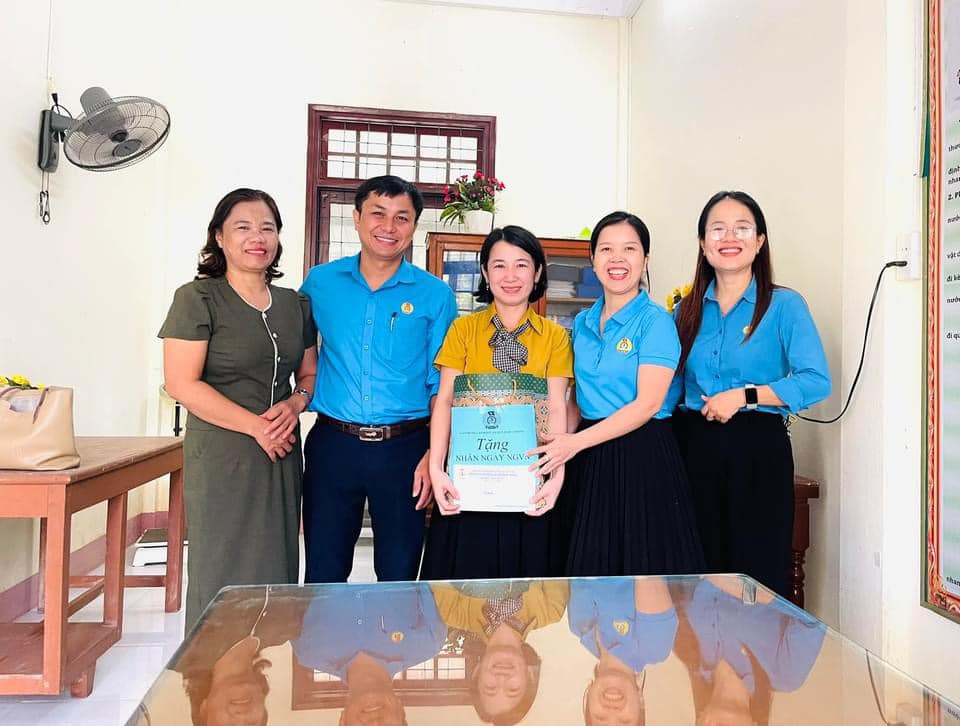 Tặng quà các giáo viên, nhân viên có hoàn cảnh khó khăn. 