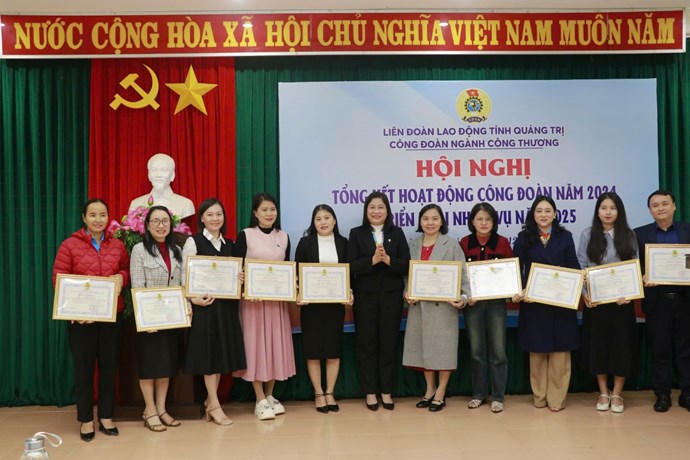 Lãnh đạo LĐLĐ tỉnh tặng Bằng khen cho các tập thể, cá nhân hoàn thành xuất sắc nhiệm vụ năm 2024.