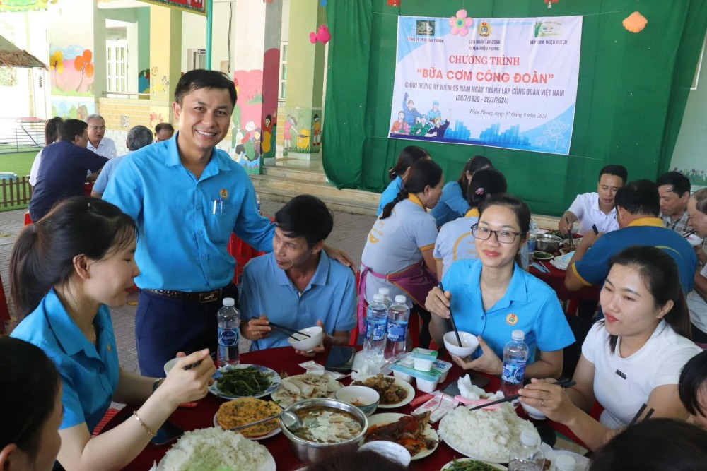 QUANG TRI BUA COM CONG DOAN