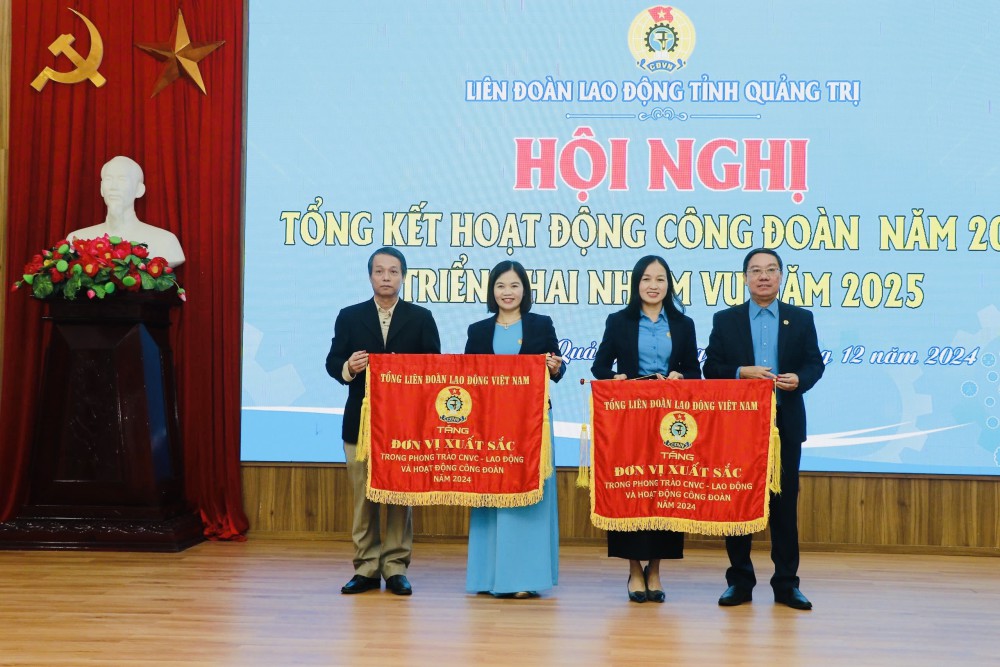 Phó Chủ tịch HĐND tỉnh Nguyễn Trần Huy và Chủ tịch LĐLĐ tỉnh Nguyễn Thế Lập trao Cờ thi đua của Tổng LĐLĐ Việt Nam cho 2 tập thể