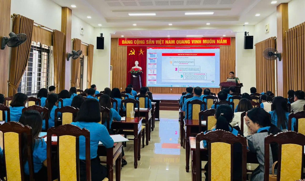 Báo cáo viên Công an tỉnh tập huấn công tác bảo vệ bí mật Nhà nước cho cán bộ chuyên trách công đoàn - Ảnh: TUẤN BÌNH