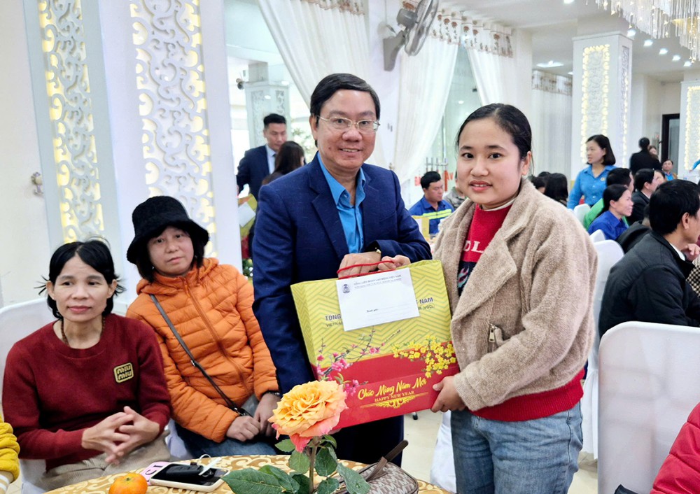Chủ tịch LĐLĐ tỉnh Nguyễn Thế Lập tặng quà Tết cho người lao động có hoàn cảnh khó khăn tại chương trình “Tết sum vầy - Xuân ơn Đảng”  năm 2025