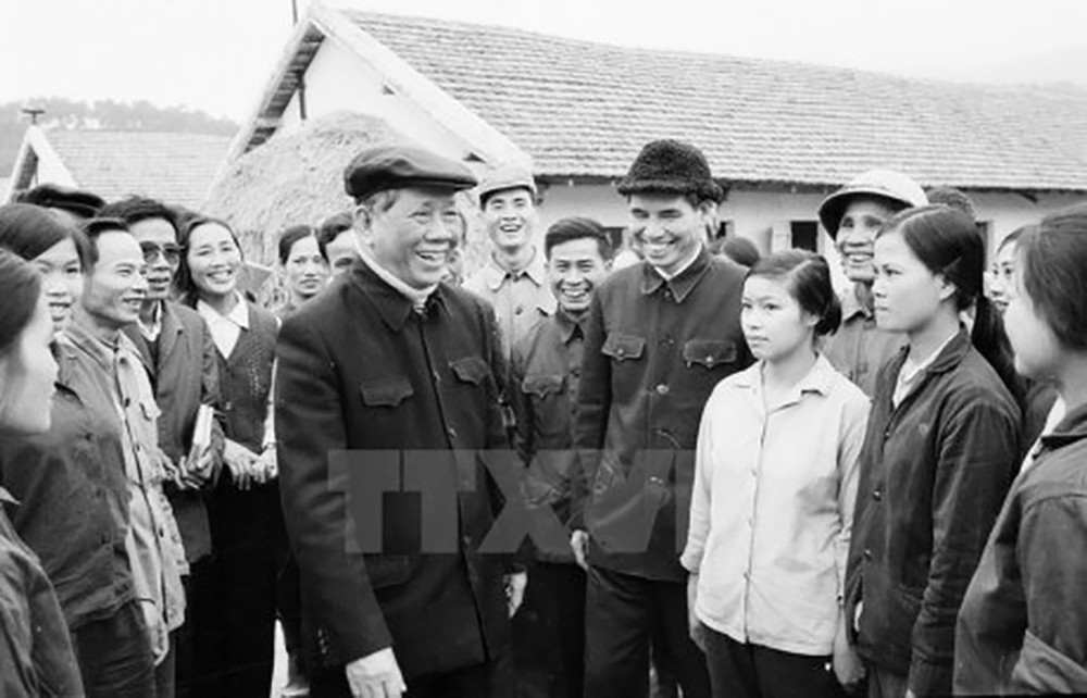 Tổng Bí thư Lê Duẩn nói chuyện với cán bộ, công nhân Xí nghiệp Chăn nuôi Đồng Nai (1/1980) -Ảnh:Tư liệu TTXVN